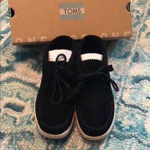 Black suede Toms